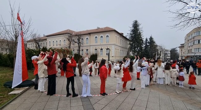 Враца отбеляза Баба Марта с жива мартеница пред НЧ „Развитие 1869“