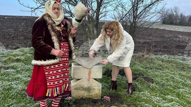 Жителите на Алфатар окичиха с мартеници четири каменни кръста, пазещи града от нещастия