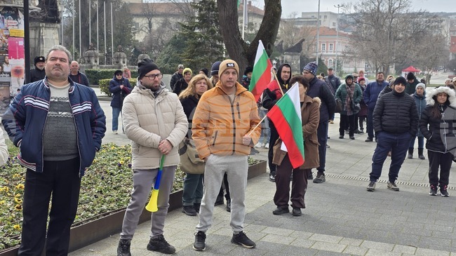 Граждани се събраха в Плевен на протест срещу високите сметки за ток и новите цени на водата