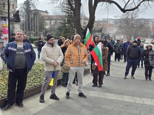 Граждани се събраха в Плевен на протест срещу високите сметки за ток и новите цени на водата