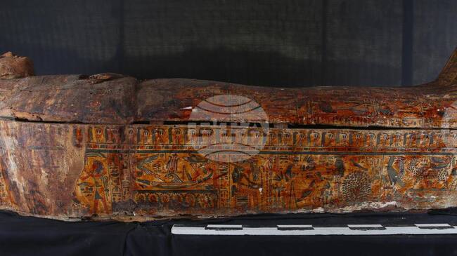 Египетски археолози откриха скривалище с цветни саркофази и редки папируси 