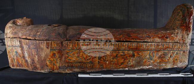 Египетски археолози откриха скривалище с цветни саркофази и редки папируси 