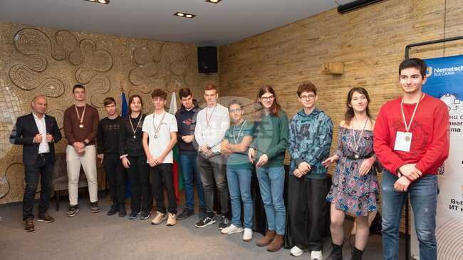 Кметът на Пловдив награди победителите в първо по рода си ученическо състезание по изкуствен интелект