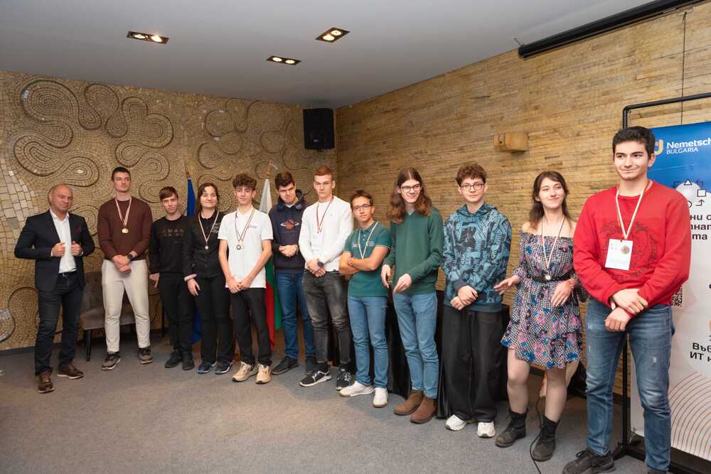 Кметът на Пловдив награди победителите в първо по рода си ученическо състезание по изкуствен интелект