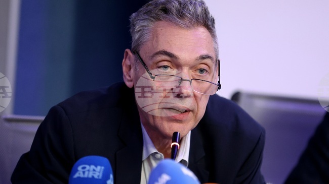 Министерството на външните работи е в контакт с българските посланици в региона на Близкия изток, съобщи Петко Дойков от Кризисния щаб