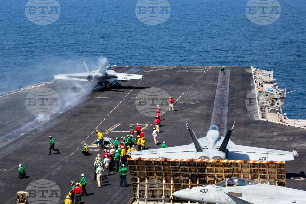 Ирански военен кораб е бил потопен, заявиха въоръжените сили на САЩ и отрекоха Иран да е поразил американски самолетоносач