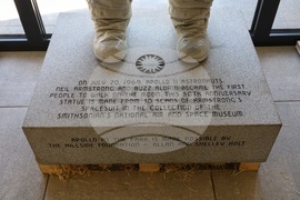 Бургас - скафандър на Нийл Армстронг - копие