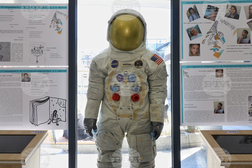 Бургас - скафандър на Нийл Армстронг - копие