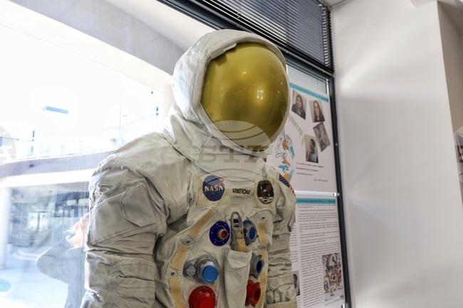 Бургас - скафандър на Нийл Армстронг - копие