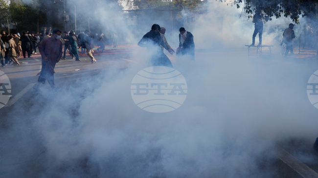 Най-малко 34 души загинаха и над 200 души бяха ранени при сблъсъци между протестиращи срещу ударите в Иран и силите за сигурност в Карачи и в северната част на Пакистан