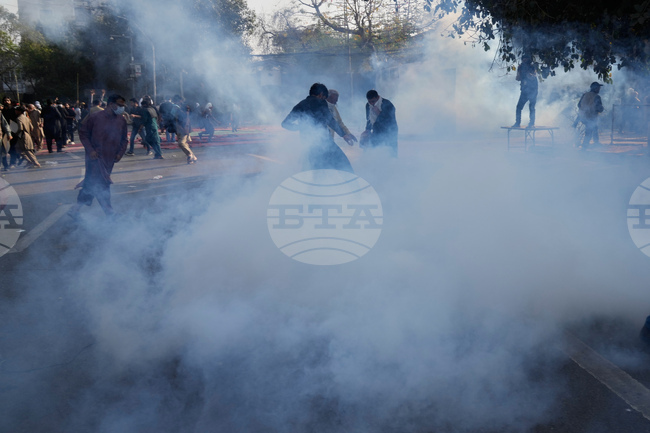 Най-малко 34 души загинаха и над 200 души бяха ранени при сблъсъци между протестиращи срещу ударите в Иран и силите за сигурност в Карачи и в северната част на Пакистан