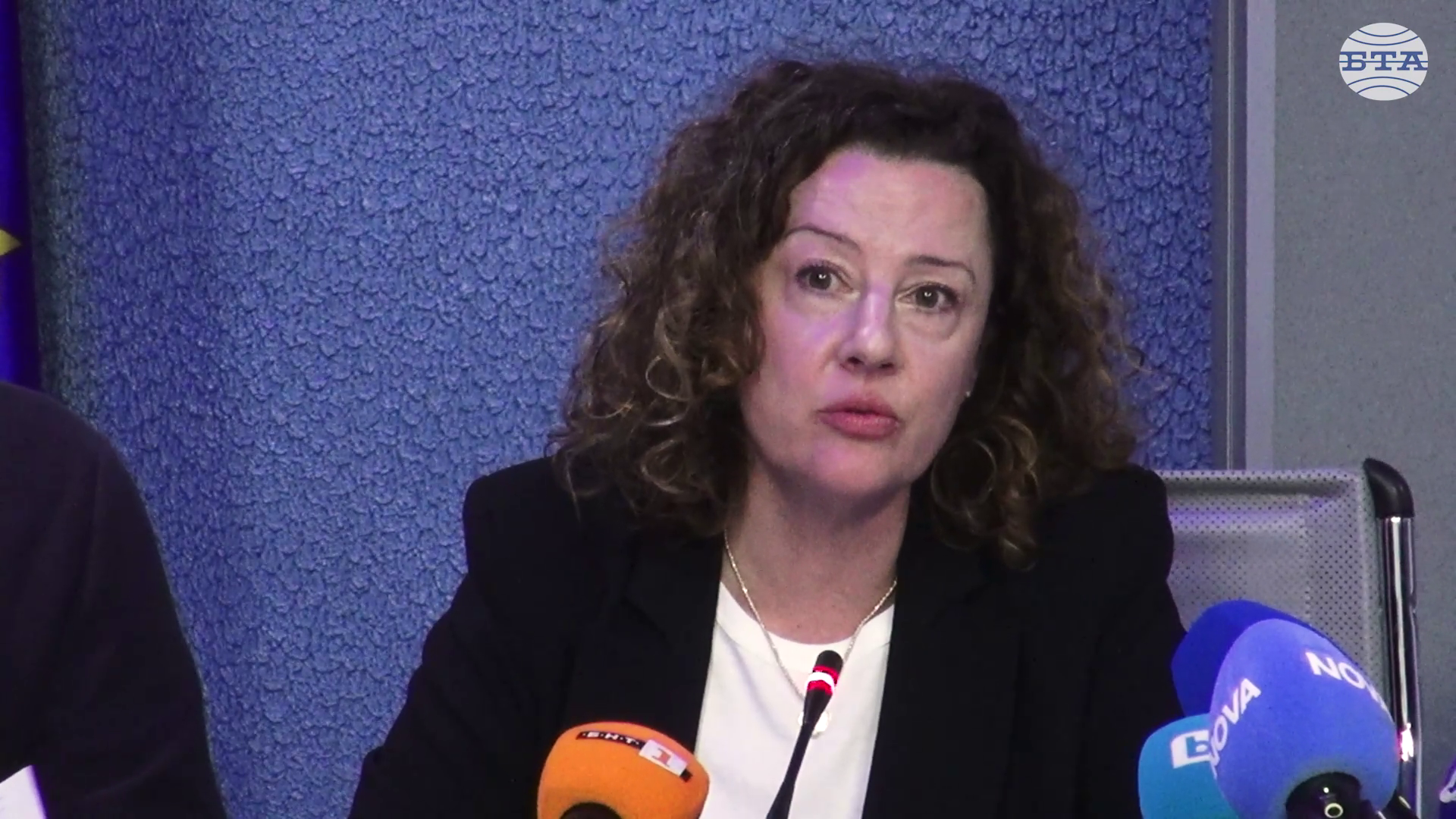 Кризисният щаб работи денонощно и поема целия поток от обаждания и сигнали, каза Ирена Димитрова от ситуационния център на МВнР