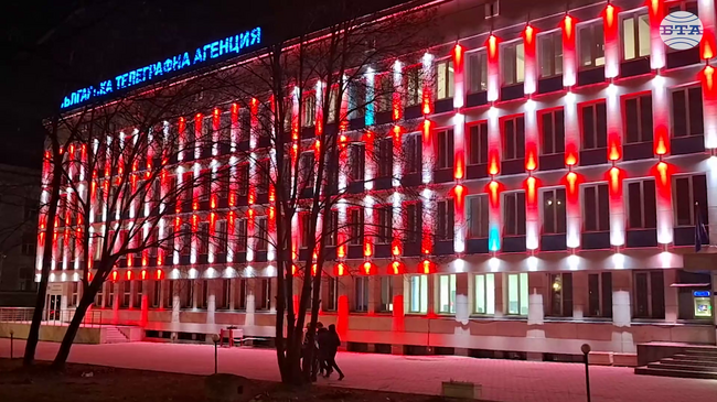 Фасадата на сградата на Българската телеграфна агенция е осветена в бяло и червено по случай Баба Марта
