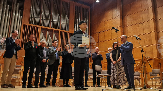 Брайън Ляо спечели първа награда на Международния диригентски конкурс в София