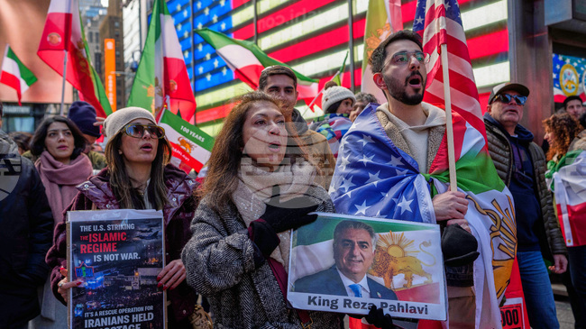 Смъртта на аятолах Хаменей "не означава автоматично край на системата", каза пред АФП вдовицата на последния ирански шах