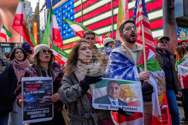 Смъртта на аятолах Хаменей "не означава автоматично край на системата", каза пред АФП вдовицата на последния ирански шах