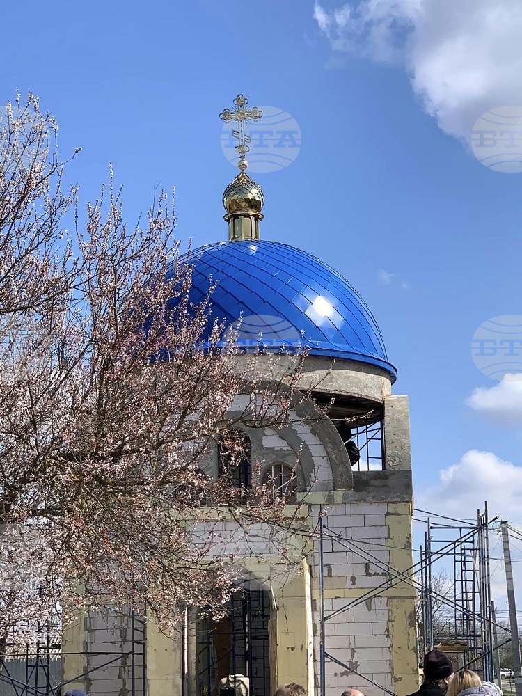 Осветиха купола и кръста на параклиса „Свети Лука“ в град Болград