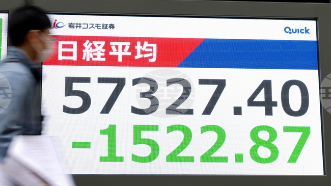 Японските фондови индекси се понижиха на фона на напрежението започналите през уикенда удари на САЩ и Израел срещу Иран