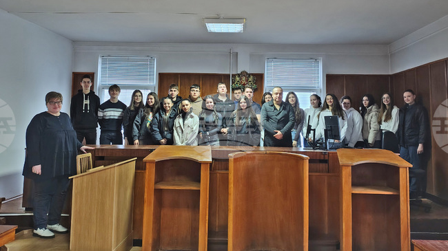 Ученици от гимназия в Монтана посетиха Съдебната палата и слушаха лекция за агресията в училище