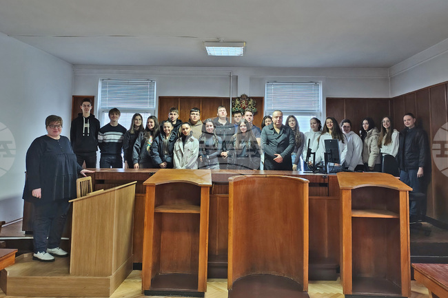 Ученици от гимназия в Монтана посетиха Съдебната палата и слушаха лекция за агресията в училище