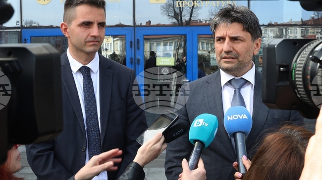 Двама мъже са задържани и са с повдигнати обвинения за престъпно сдружение с цел изготвяне на неистински лични документи