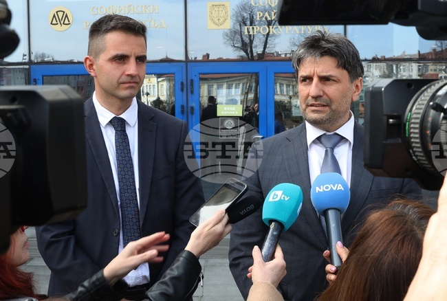 Двама мъже са задържани и са с повдигнати обвинения за престъпно сдружение с цел изготвяне на неистински лични документи