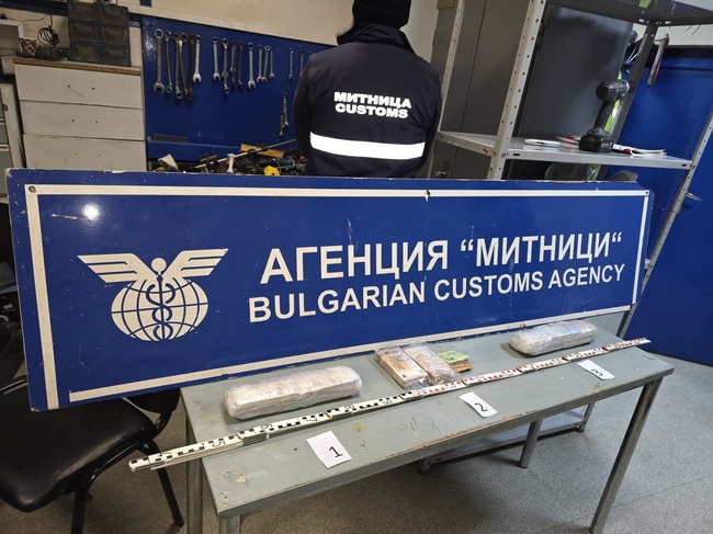 Агенция „Митници“: 103 800 недекларирани евро установиха при проверка на товарен автомобил митнически служители от Русе