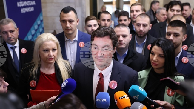 БСП ще участва в следващия парламент и то по много значим начин, заяви Крум Зарков при регистрацията на "БСП-Обединена левица" в ЦИК за изборите