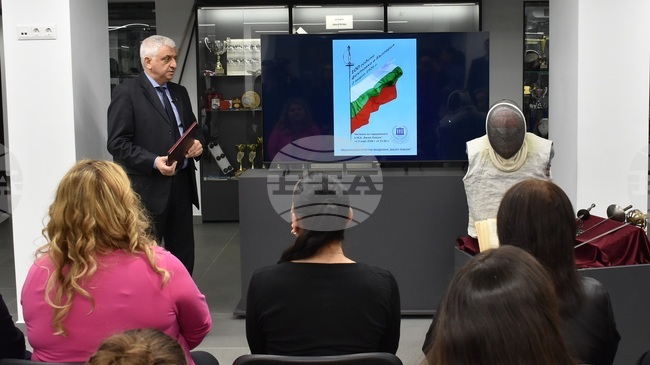 Ректорът на НСА направи ценно дарение по повод 100 години българска фехтовка