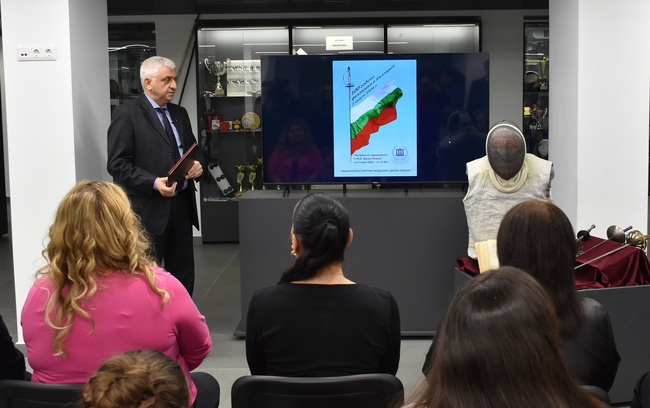 Ректорът на НСА направи ценно дарение по повод 100 години българска фехтовка