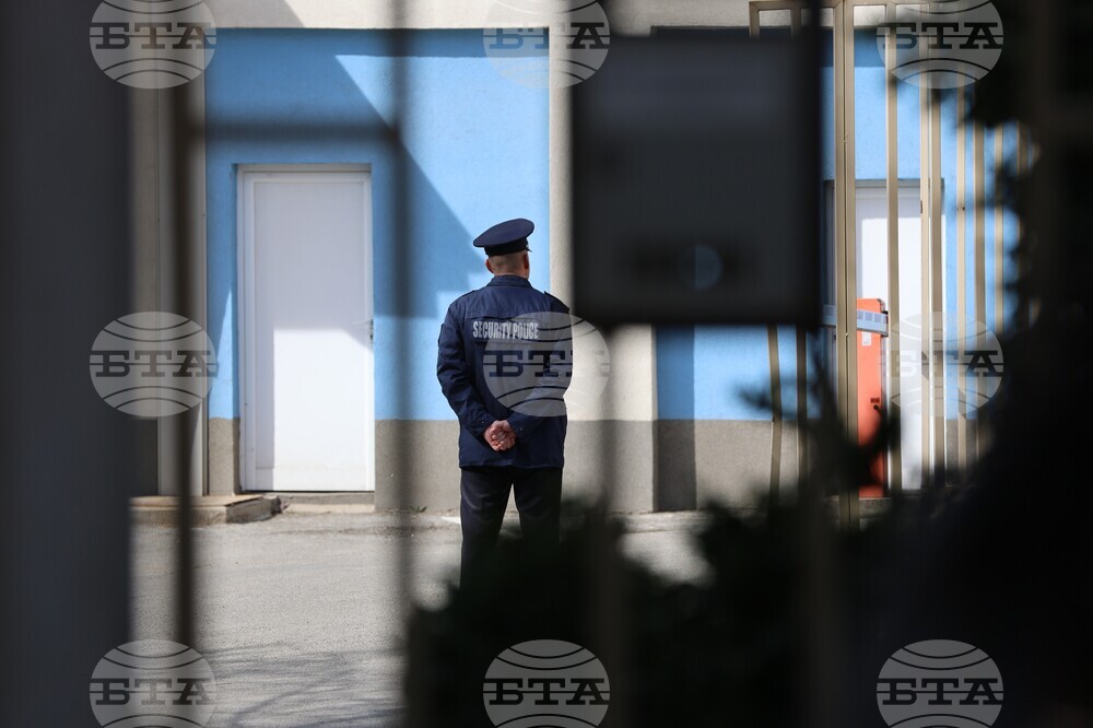 МВР отбелязва Международния ден в памет на загиналите служители на реда с поднасяне на венци пред полицейския паметник