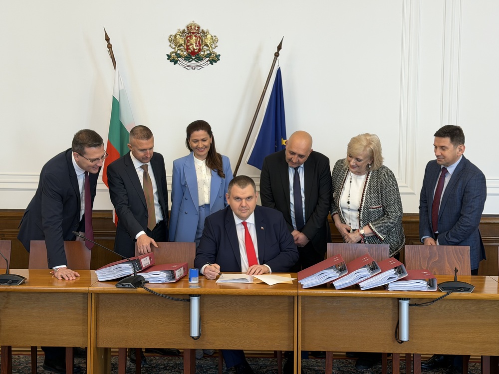 Делян Пеевски, лидер на ДПС и ПГ на ДПС-НОВО НАЧАЛО и зам.-председателите му регистрираха ДПС за участие в парламентарните избори