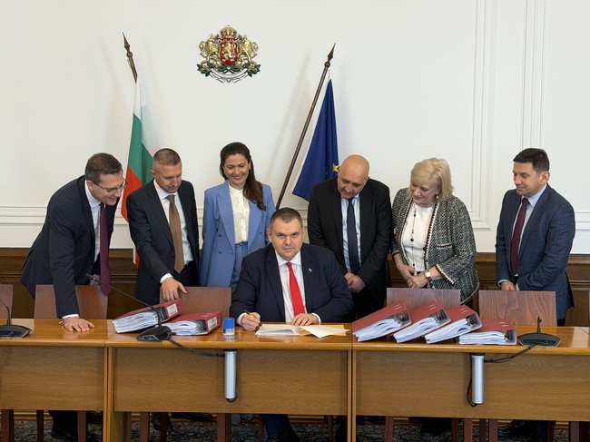 Делян Пеевски, лидер на ДПС и ПГ на ДПС-НОВО НАЧАЛО и зам.-председателите му регистрираха ДПС за участие в парламентарните избори