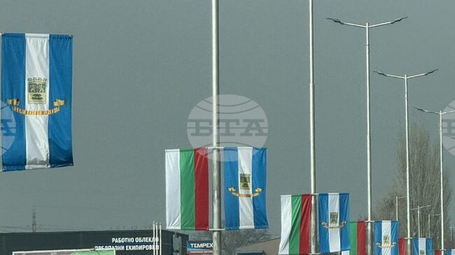 В Пловдив монтираха над 400 нови национални знамена по повод 3 март