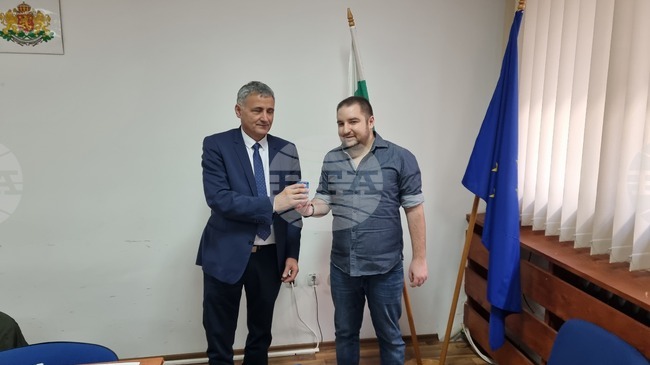 Областният управител на Смолян връчи печата на РИК на председателя на комисията