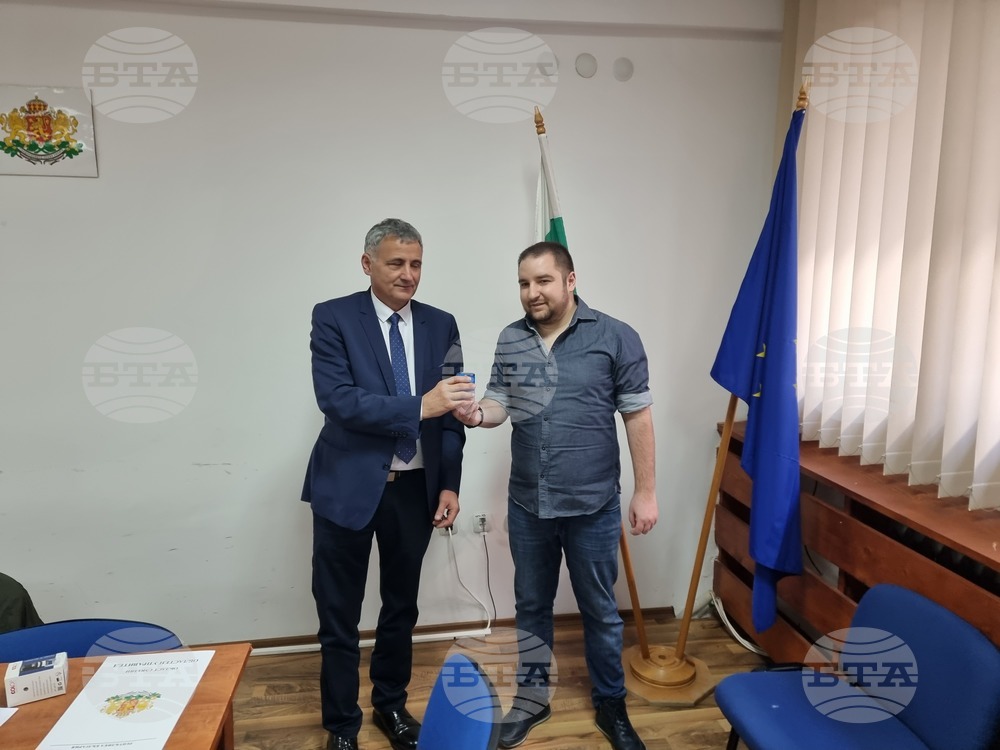 Областният управител на Смолян връчи печата на РИК на председателя на комисията