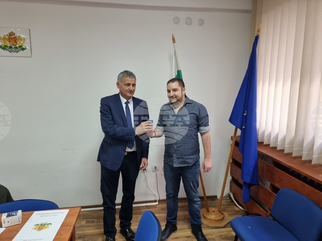 Областният управител на Смолян връчи печата на РИК на председателя на комисията