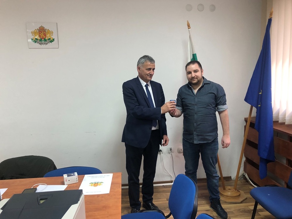 Областна администрация Смолян: Областният управител връчи печата на председателя на РИК-Смолян 