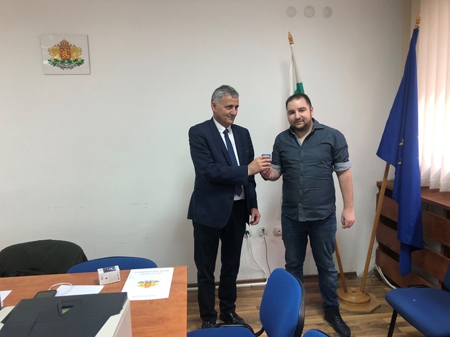 Областна администрация Смолян: Областният управител връчи печата на председателя на РИК-Смолян 