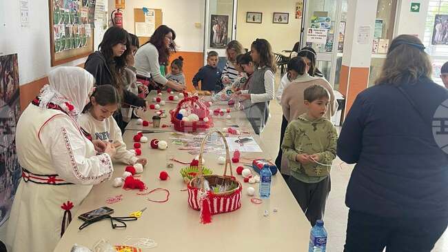 Ученици на училище „Родина“ в Малага правиха мартеници и украсиха мартенско дърво