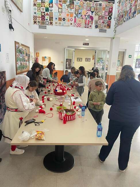 Ученици на училище „Родина“ в Малага правиха мартеници и украсиха мартенско дърво