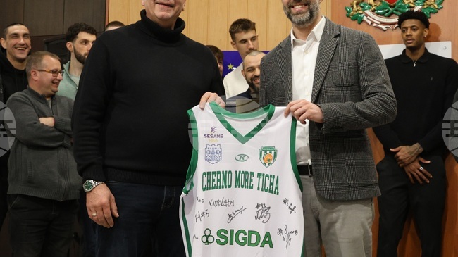 Кметът на Варна връчи плакет на състезателите, щаба и президента на Черно море Тича за спечелената Купа на България