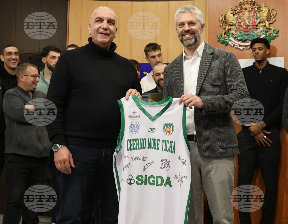 Кметът на Варна връчи плакет на състезателите, щаба и президента на Черно море Тича за спечелената Купа на България