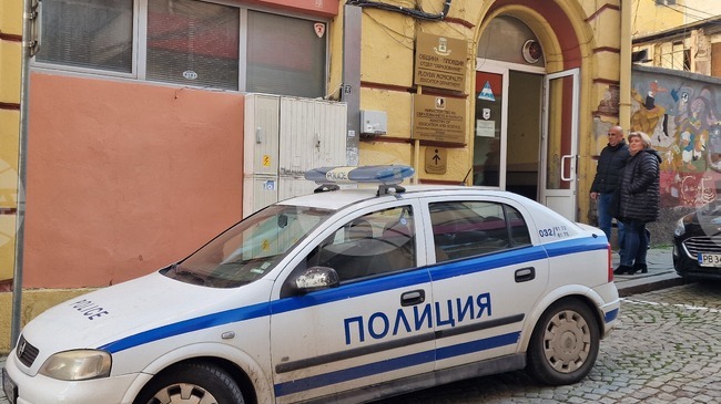 Сигнал за бомба затвори за кратко движението около Регионалното управление на образованието в Пловдив, няма установени притеснителни данни