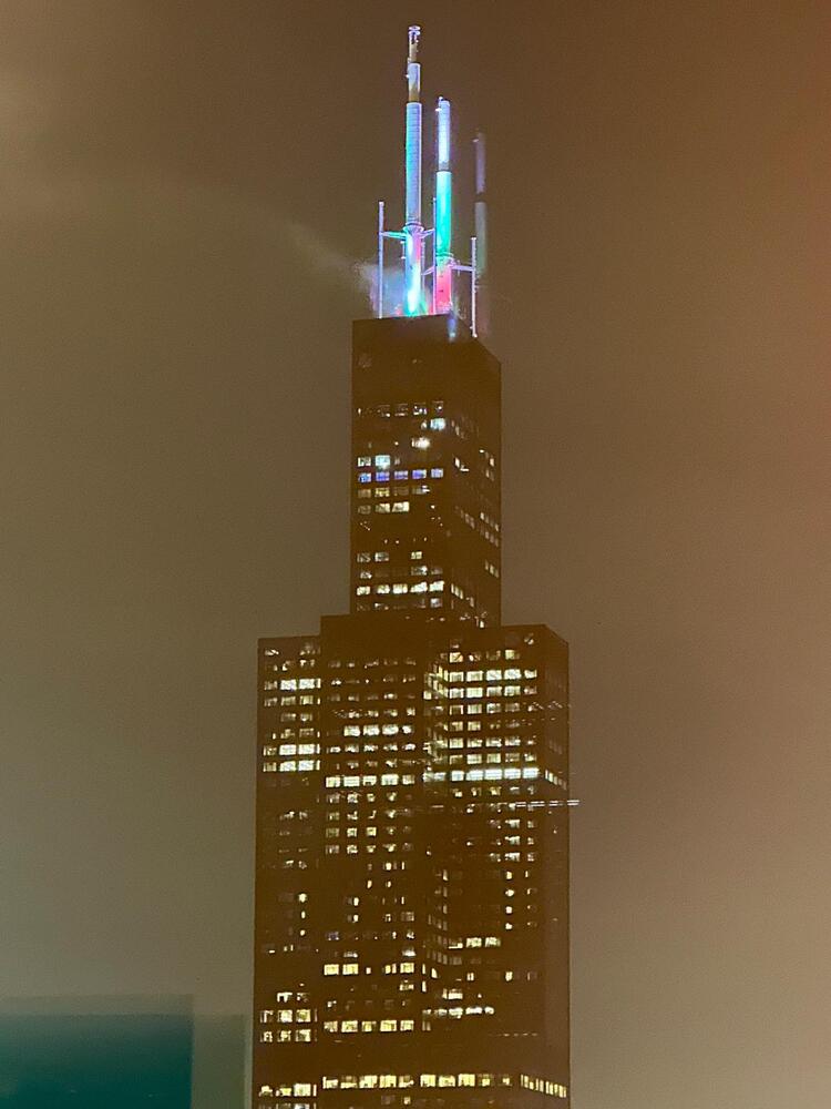 Антените на небостъргача Уилис Тауър в Чикаго ще бъдат осветени в цветовете на българския трибагреник на Трети март