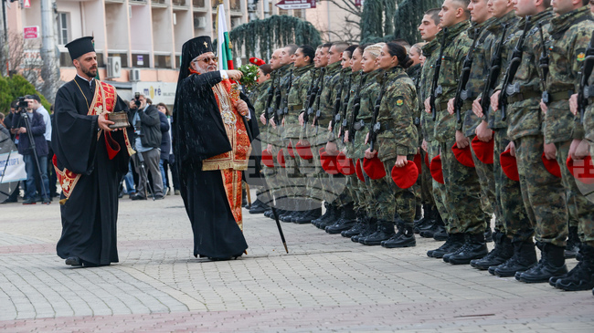 Трети март е спомен за страдание и изпитания, които не успяха да сломят народа ни, каза Старозагорският митрополит Киприан в Казанлък 