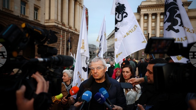 Искаме американските самолети да напуснат нашата страна, каза лидерът на „Възраждане“ Костадин Костадинов на протест пред Министерски съвет