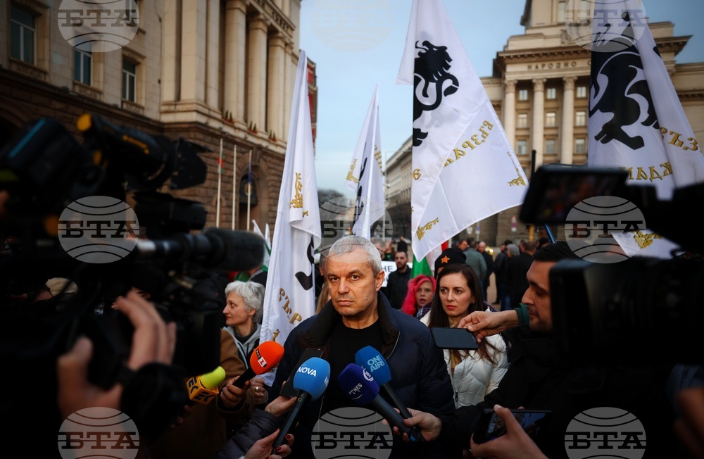Vazrazhdane Leader Kostadinov Demands US Aircraft Leave Sofia Airport at Protest