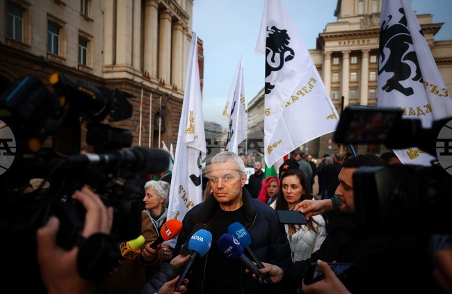 Vazrazhdane Leader Kostadinov Demands US Aircraft Leave Sofia Airport at Protest