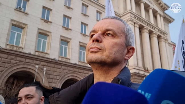 Искаме американските самолети да напуснат нашата страна, каза лидерът на „Възраждане“ Костадин Костадинов на протест пред Министерски съвет